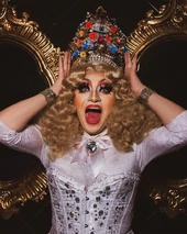 Look de la promo con la corona