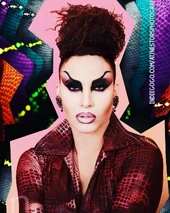 NayshaLopezS8SnatchGameLook.jpg (196 kB) Look no emitido del Snatch Game – Nina Flowers