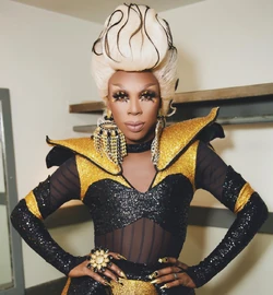 HoneyDavenportReunionLook2