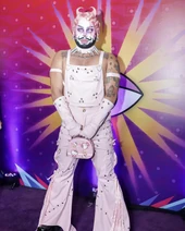 Look de la alfombra morada