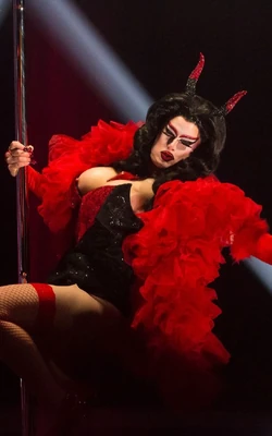 SisiSuperstarShowgirlLook
