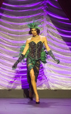 VenusShowgirlLook