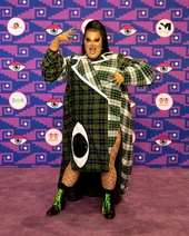 Look de la alfombra morada