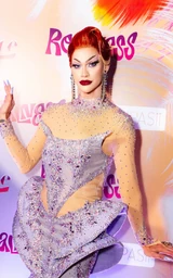 Look del estreno del Meet The Queens