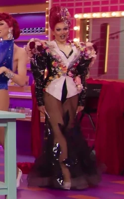 SissyLeaEntranceLook