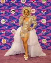 Look de la alfombra morada