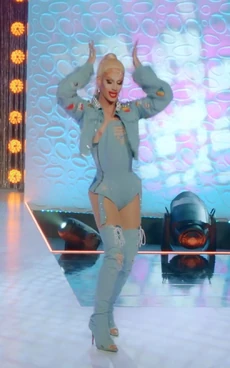 ScarletAdamsQueensDownUnderLook