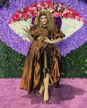 Look de la alfombra morada