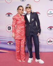 Alfombra Rosa Look (with partner Paola)