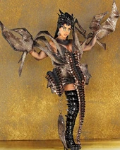La Más Suertuda Look – El Alacrán