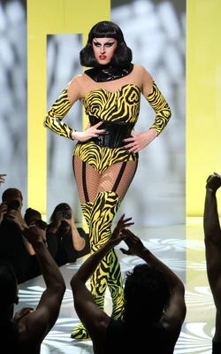 DayaBettyCatwalkLook