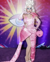 Look de la alfombra morada