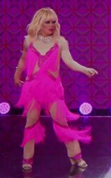 Look de la actuación de "Pop Off Ate"