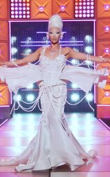 Bring Back My Pearls - Plastique Tiara