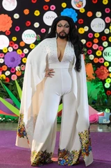 Look de la alfombra morada