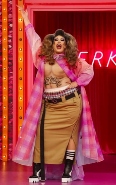 SalinaEsTittiesEntranceLook