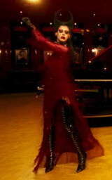 "Vieren" Music Video Look 1