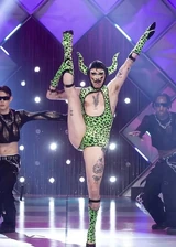 Look de la actuación de "Bottoms Up"