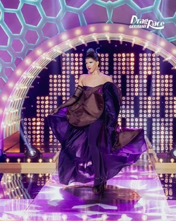 TessaTesticleSignatureDragLook