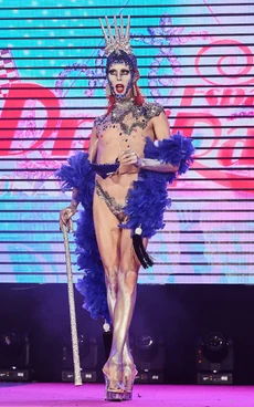 MarinaCrowningLook2