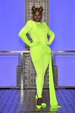 LaLaRiAS8PressWeekLook