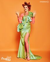 La Noche de las 1000 Ana Lockings Look - Season 3, Episode 8