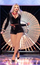 Look de 'Charity Shop Chic'