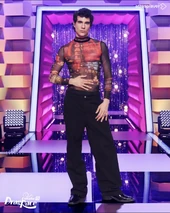 JavierCalvoE6S5Look.jpg (395 kB) Look del episodio 6