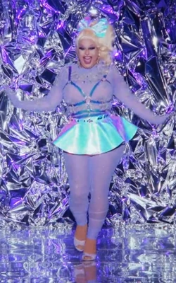 JaymesMansfieldFamousNowLook