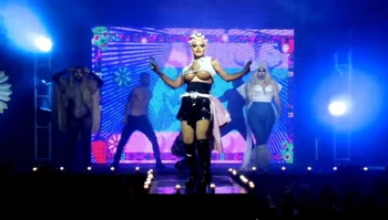 DebraMenFinalePerformanceLook