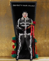 GvajardoSLM1PaintingLook.jpg (461 kB) Look de 'La Más Pintada' – "Sácate Una Muela" / "Mi Tonto Corazón" de Julio Galán