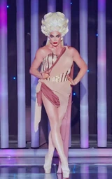 Look de 'International Queen of Mystery'