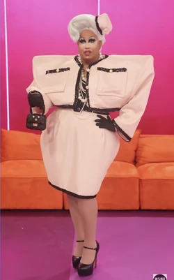 DeJaShoulderPadsLook