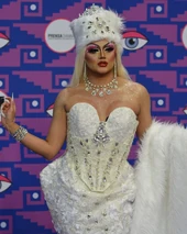 Look de la alfombra morada