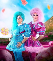 Look no emitido de 'Portrait de famille' − con Patsy aka "Méchante MaTante"