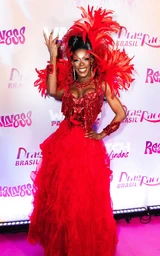 Look del estreno del Meet The Queens