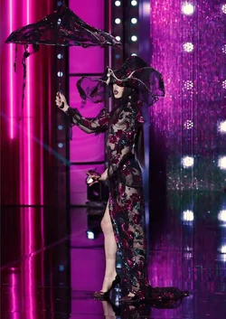 LydiaBKollinsParasolLook