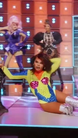 VanessaVanjieMateoAS9E1RumixLook.jpg (312 kB) Look de la actuación de "Drag Queens Save The World"