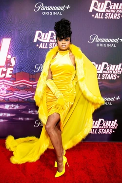 HeidiNClosetAS8PremiereLook