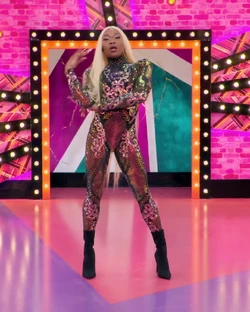 KikiSnatchEntranceLook