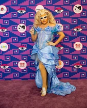 Look de la alfombra morada