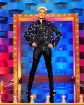 JavierCalvoE1Look.jpg (591 kB) Look del episodio 1