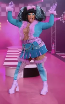 SalinaEsTittiesRuVealLook