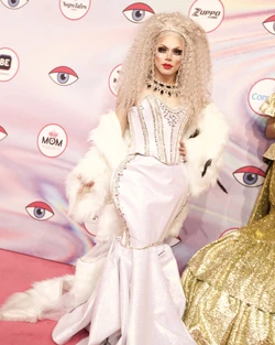 FifíEstahLMD5PinkCarpetLook