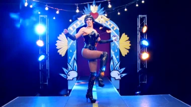 Look de 'La Más Thalia' – "Gracias a Dios"