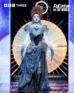 ScarletEnvyCruiseLook