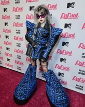 WillowPillS15PinkCarpetLook.jpg (268 kB) Look de la alfombra rosa