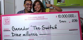 Luz Violeta with the Cash Prize