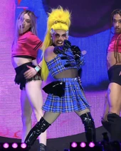 C-PherLMD5LipsyncLook.jpg (354 kB) Look del lip sync de la final