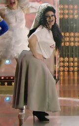 Paola & Chiara: Un Rusical Da Favola Non Autorizzato Look (Reveal) – Aiutante #2